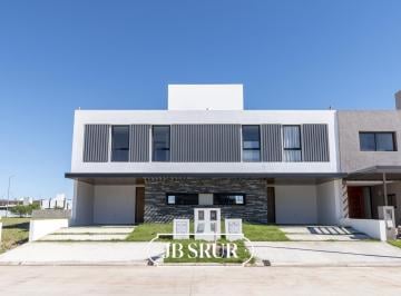 Casa · 155m² · 6 Ambientes · 1 Cochera · Dúplex en Venta de 3 Dorm. en Colinas de Manantiales