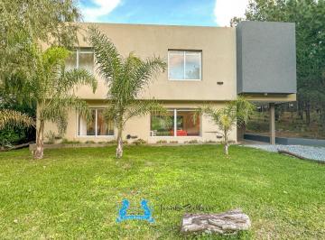 Casa de 5 ambientes, Costa Esmeralda · Casa con 4 Dorm. de 180 m² en Venta Rodeada de Verde en Costa Esmeralda
