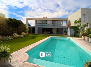 Casa · 247m² · 5 Ambientes · 2 Cocheras · B 7 Soles - Exc. Casa en Venta de 4 Dorm. C/ Galeria Cerrada y Pileta!
