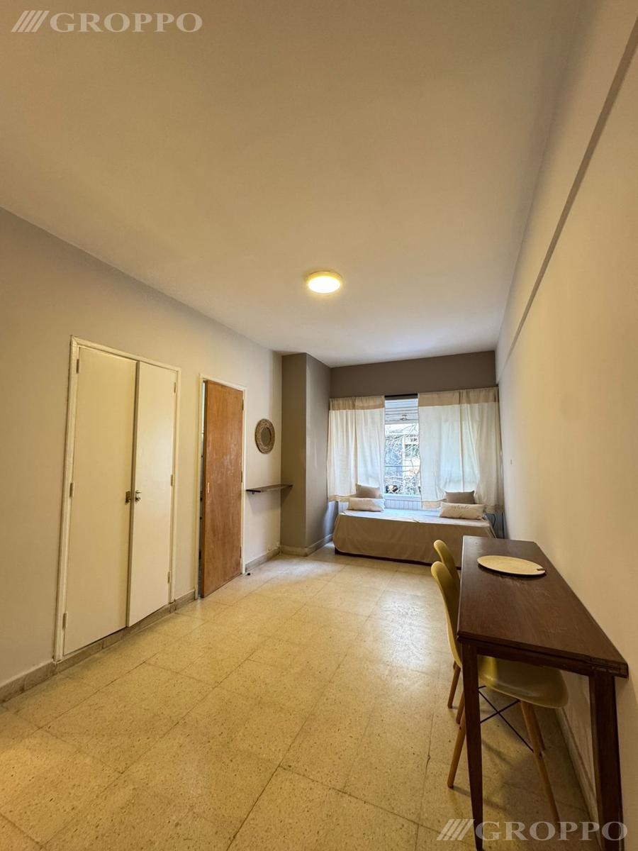 Departamento de 1 ambiente a la calle con ventana- Muy luminoso y cómodo- Cocina separada, baño con ducha.