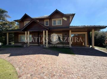 Casa · 330m² · 5 Ambientes · 2 Cocheras · Venta de Casa 5 Ambientes en Boca Raton, Pilar con Pileta Climatizada