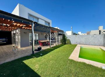 Casa · 140m² · 6 Ambientes · 2 Cocheras · Casa 2 Dorm. con Patio y Pileta Miradores de Manantiales 1