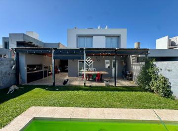 Casa · 140m² · 6 Ambientes · 2 Cocheras · Casa 2 Dorm. con Patio y Pileta Miradores de Manantiales 1