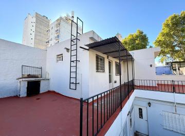 Casa · 50m² · 4 Ambientes · Casa de Pasillo en Planta Alta 1 Dormitorio y Comodin con Patio. No Expensas - Barrio Lourdes