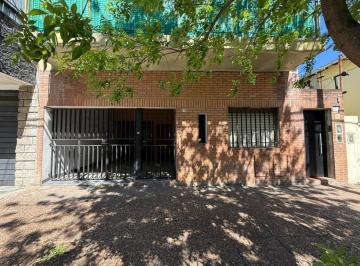 Casa · 247m² · 4 Ambientes · 1 Cochera · Casa con Jardin Apta Credito a La Venta