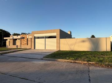 Casa · 146m² · 6 Ambientes · 2 Cocheras · Casa en Barrio El Bosque