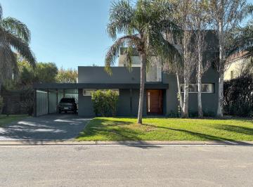 Casa · 228m² · 7 Ambientes · 2 Cocheras · Casa de 3 Dorm. con Pileta y Quincho en Cadaques, Funes Hills