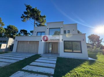Casa · 240m² · 5 Ambientes · 2 Cocheras · Casa 5 Ambientes a Estrenar Nayades Pinamar