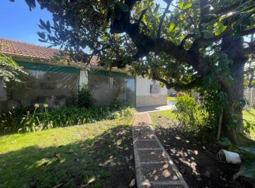 Casa · 220m² · 4 Ambientes · 1 Cochera · Casa con Quincho y Pileta en Castelar