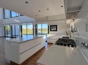 Casa · 206m² · 5 Ambientes · 6 Cocheras · Venta Casa 5 Ambientes en Altos de Campo Grande Pilar