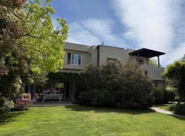 Casa · 370m² · 4 Dormitorios · 2 Cocheras · Casa en Barrio La Delia, Chacras de Coria