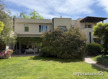 Casa · 370m² · 4 Dormitorios · 2 Cocheras · Casa en Barrio La Delia, Chacras de Coria