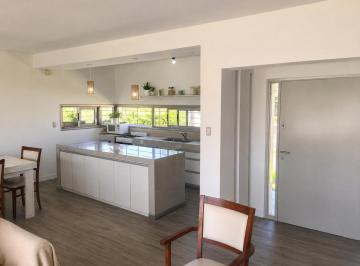 Casa · 144m² · 6 Ambientes · 1 Cochera · Casa en Roldan | 4 Dorm.