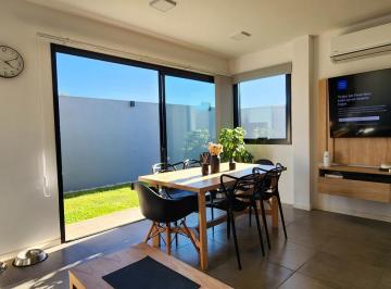 Casa · 82m² · 3 Ambientes · 1 Cochera · Dúplex Moderno 2 Dorm. con Jardín, Parrilla y Cochera Cubierta | La Plata