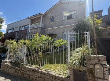Casa · 233ha · 6 Ambientes · 1 Cochera · Casa Estilo Chalet 6 Amb. + Dependencia Barrio Stella Maris