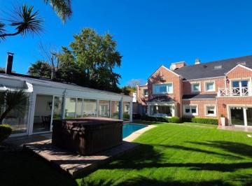 Casa · 490m² · 6 Ambientes · 5 Cocheras · En Venta, Moderno Chalet de 6 Ambientes con Quincho y Parque con Piscina. Zona Los Troncos.