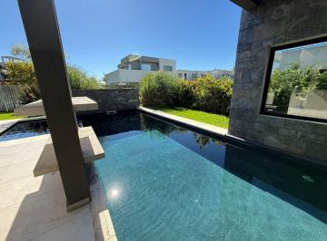 Casa · 285m² · 6 Ambientes · 6 Cocheras · Casa en Venta - Domotizada en Lagoon Pilar - Pilar
