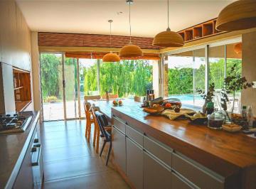Casa · 262m² · 5 Dormitorios · 6 Cocheras · Casa Al Rio