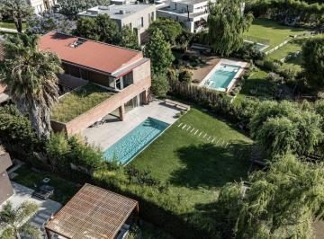 Casa · 262m² · 5 Dormitorios · 6 Cocheras · Casa Al Rio