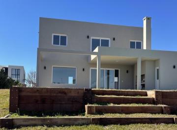 Casa · 201m² · 3 Dormitorios · 2 Cocheras · Casa a La Laguna en Puertos del Lago Barrio Costas
