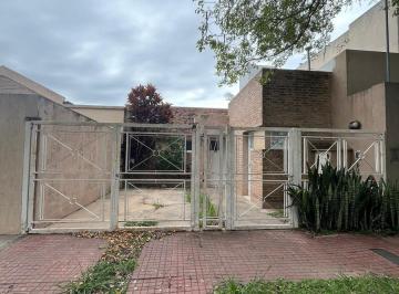 Casa · 3 Ambientes · 1 Cochera · Casa 1 Dormitorio en Barrio Pablo Pizzurno