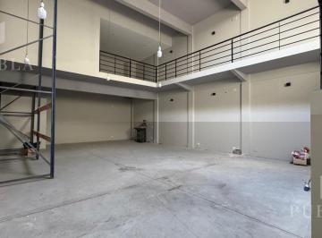 Bodega-Galpón · 438m² · Galpón con Oficinas en Venta en Barracas