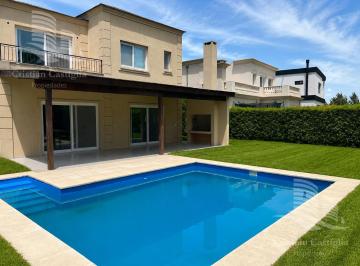 Casa · 200m² · 4 Ambientes · 1 Cochera · Venta - Casa en Los Castaños con Pileta