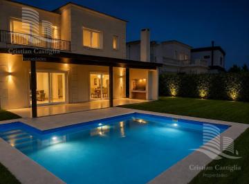Casa · 200m² · 4 Ambientes · 1 Cochera · Venta - Casa en Los Castaños con Pileta