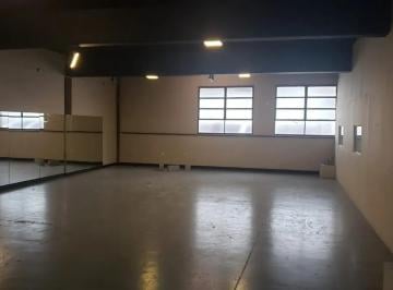 Local comercial · 200m² · 3 Ambientes · Venta de Local Comercial de 200 m² en Galeria en Flores