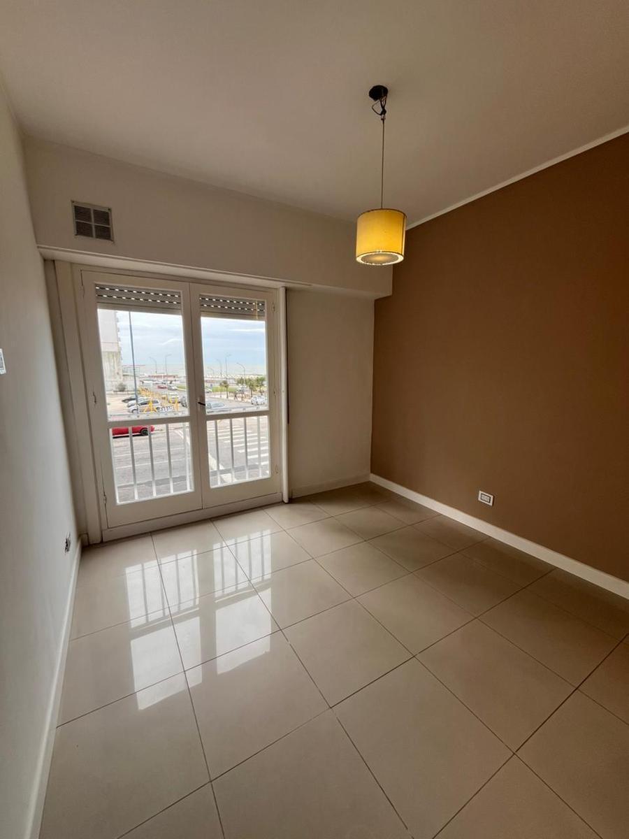 En pleno centro de mar del plata, nos encontramos con este precioso departamento de 3 ambientes, con balcon y vista al mar