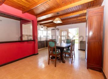 Casa · 155m² · 5 Ambientes · 1 Cochera · Venta de Casa en Los Hornos.