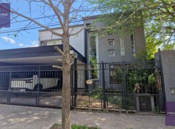 Casa · 242m² · 5 Ambientes · 1 Cochera · Casa en Lujan