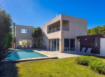 Casa · 295m² · 4 Ambientes · Casa Estilo Moderno en El Barrio Privado Rumenco