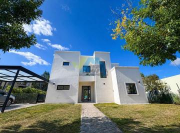 Casa · 180m² · 6 Ambientes · 2 Cocheras · Casa en Dos Plantas con Pileta - San Matias Area 2 Lote Interno
