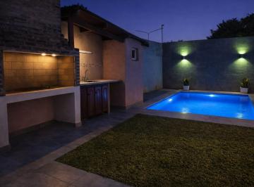 Casa · 96m² · 4 Dormitorios · 1 Cochera · Casa en Granadero Baigorria
