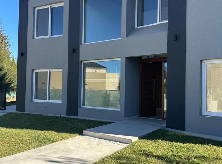 Casa · 330m² · 8 Ambientes · 2 Cocheras