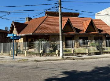 Casa · 240m² · 4 Dormitorios · 4 Cocheras · Casa en Venta