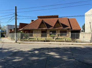 Casa · 240m² · 4 Dormitorios · 4 Cocheras · Casa en Venta
