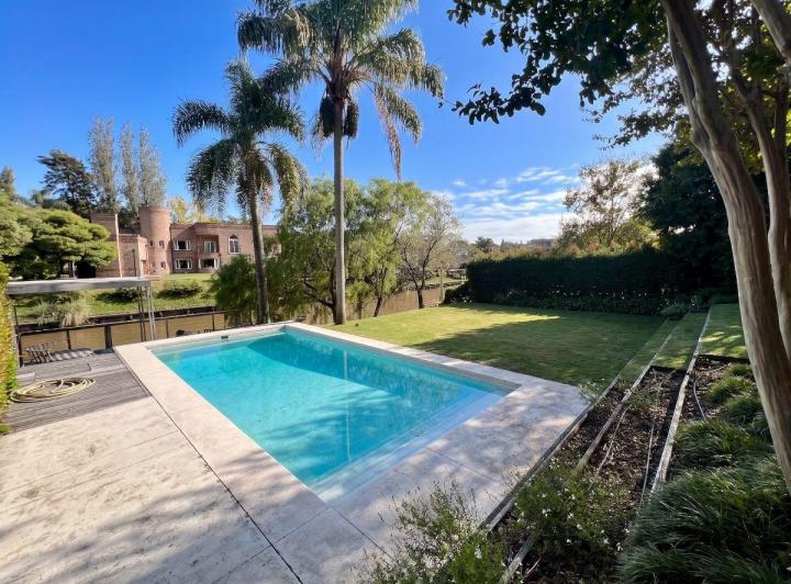 Casa · 420m² · 9 Ambientes · 2 Cocheras