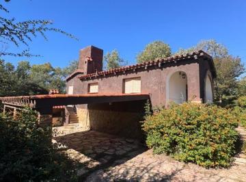 Casa · 85m² · 4 Ambientes · 2 Cocheras · Venta de Casa en Tanti Tres Hab.