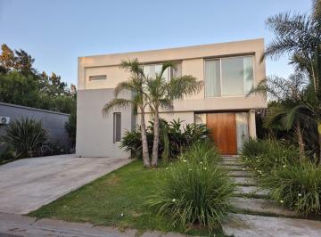 Casa · 188m² · 5 Ambientes · 3 Cocheras · Excelente Casa con Piscina en Barrio La Comarca
