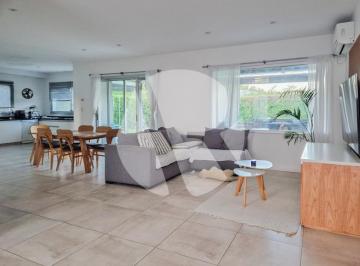 Casa · 188m² · 5 Ambientes · 3 Cocheras · Excelente Casa con Piscina en Barrio La Comarca