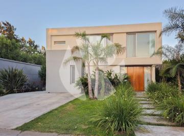 Casa · 188m² · 5 Ambientes · 3 Cocheras · Excelente Casa con Piscina en Barrio La Comarca