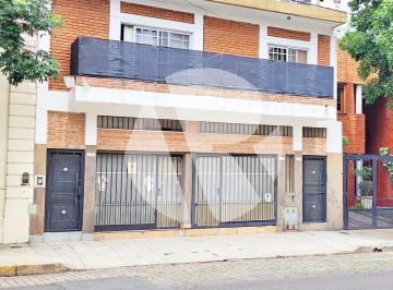 Casa · 228m² · 6 Ambientes · 2 Cocheras · Casa de 5 Ambientes en Flores Norte