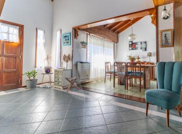Casa · 131m² · 4 Ambientes · 1 Cochera · Venta Casa 4 Ambientes con Jardin y Cochera en Villa Gesell