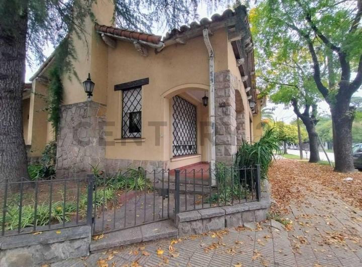 Casa · 245m² · 6 Ambientes · 1 Cochera