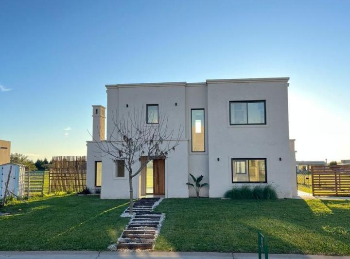 Casa · 160m² · 5 Ambientes · 2 Cocheras
