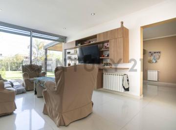 Casa · 200m² · 5 Ambientes · 2 Cocheras · Casa en Venta en Gonnet 3 Dorm. Apto Banco