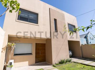 Casa · 200m² · 5 Ambientes · 2 Cocheras · Casa en Venta en Gonnet 3 Dorm. Apto Banco