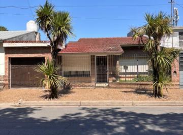 Casa · 146m² · 2 Dormitorios · 2 Cocheras · Venta Chalet Reciclado 3 Amb, Garage Doble, Parque